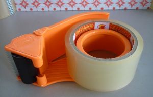 Cắt băng dính cầm tay deli 801